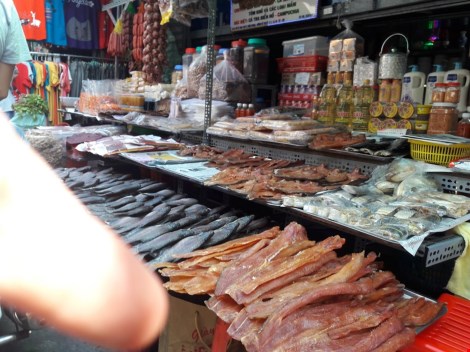 Chợ nước ngoài ở Sài Gòn: Chợ Campuchia thứ gì cũng có - 2