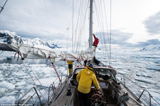 Nhiếp ảnh gia Massimo Rumi và 8 bạn đồng hành khác đã khám phá Nam Cực bằng thuyền buồm trong suốt 3 tuần.
