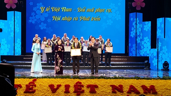 Nhiều tổ chức, cá nhân được tuyên dương trong ngày Thầy thuốc Việt Nam - 1