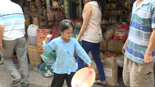 Con trai Xuân Bắc bán cá ngoài chợ - 9