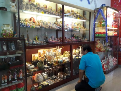 Chợ nước ngoài ở Sài Gòn: Chợ Nga với búp bê và rượu - 2