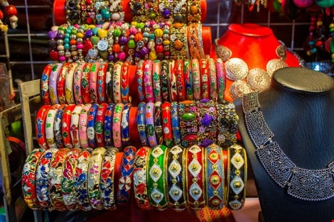 Chợ nước ngoài ở Sài Gòn: Chợ Nga với búp bê và rượu - 3