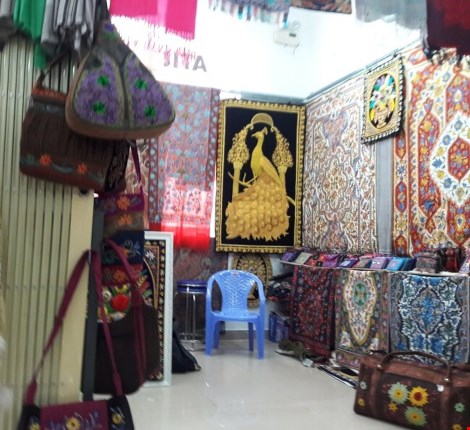 Chợ nước ngoài ở Sài Gòn: Chợ Nga với búp bê và rượu - 4