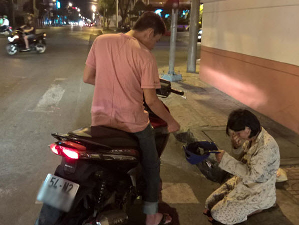 Nha Trang: Thưởng tiền cho cá nhân báo tin người xin ăn - 1