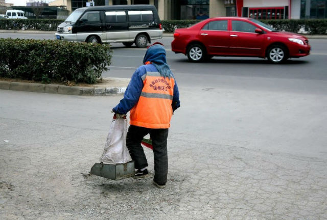 Xót thương cụ bà nhặt rác ngủ quên trên đường vì kiệt sức - 3