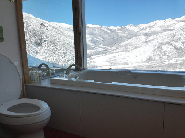 Phong cảnh núi phủ đầy tuyết tuyệt đẹp bên ngoài nhà vệ sinh ở bang Utah, Mỹ.