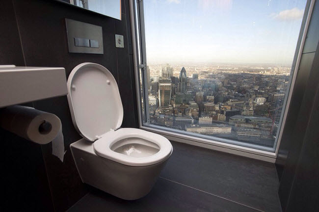 Khung cảnh nhìn từ nhà vệ sinh trên tầng 68 của tòa nhà Shard ở London, Anh.