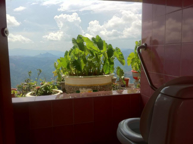 Nhà vệ sinh tại một khu nghỉ dưỡi ở Lào.