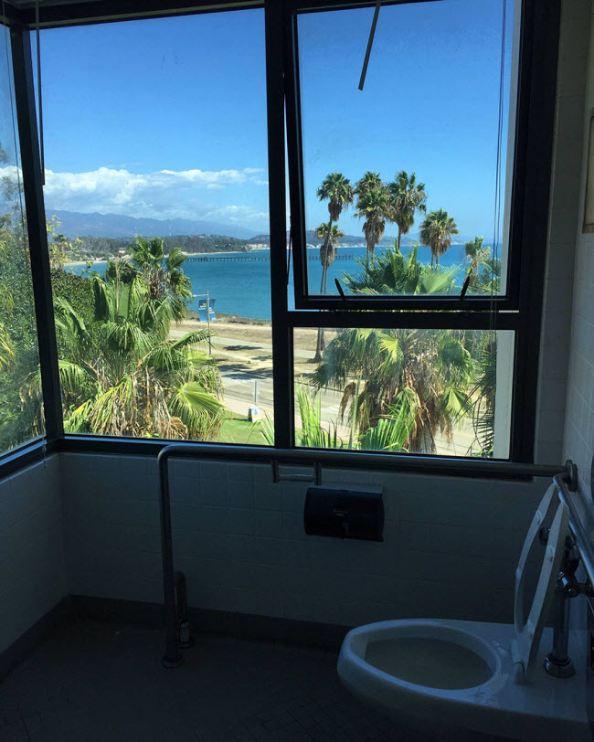 View tuyệt đẹp từ nhà vệ sinh tại trường đại học California ở Santa Barbara, Mỹ.