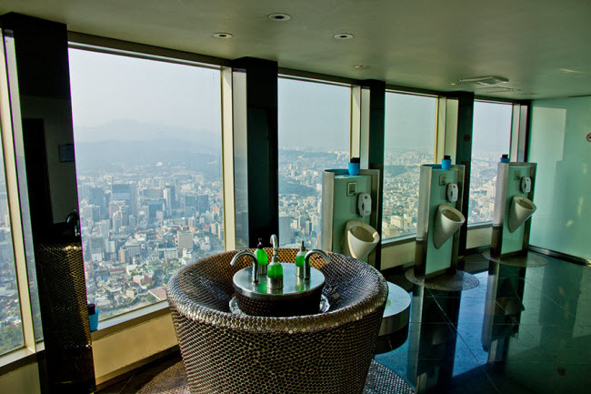 Từ nhà vệ sinh trên tòa tháp Seoul, bạn có thể ngắm toàn cảnh thủ đô của Hàn Quốc.