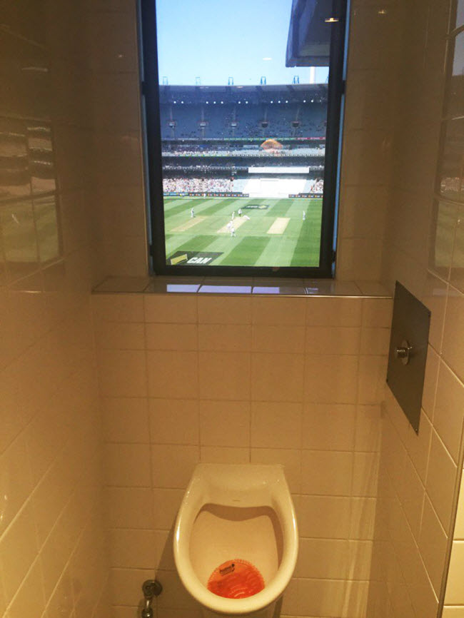Bạn vẫn có thể theo dõi cricket khi đi vệ sinh tại sân vận động Melbourne, Victoria, Australia.