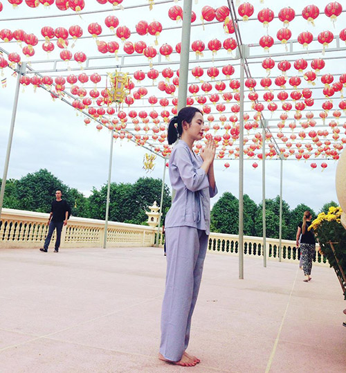 Sao Việt đi lễ chùa: "Người kín đáo, kẻ hớ hênh" - 3