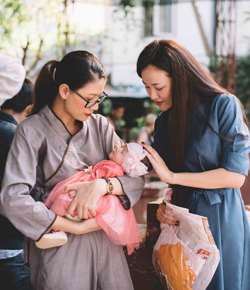 Sao Việt đi lễ chùa: "Người kín đáo, kẻ hớ hênh" - 5