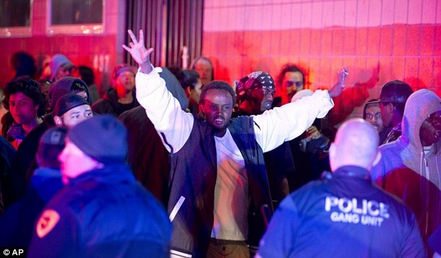 Mỹ: Thiếu niên cầm cán chổi ra đường bị cảnh sát bắn gục - 4