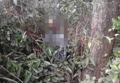 Phát hiện người đàn ông treo cổ chết, quỳ gối xuống đất - 1