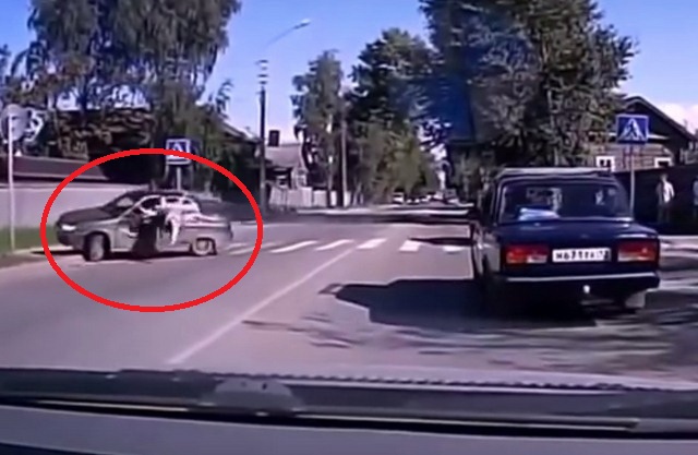 Video: Những vụ xe hơi đâm người đi bộ thảm khốc - 1