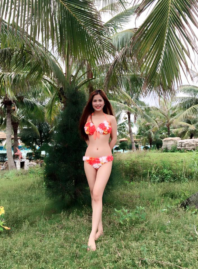 Trần Hương tự tin khoe vóc dáng quyến rũ trong bộ bikini sặc sỡ.