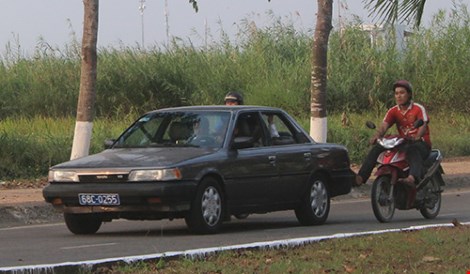 Ô tô biển xanh "nhờ' hai xe máy đẩy trên quốc lộ - 2