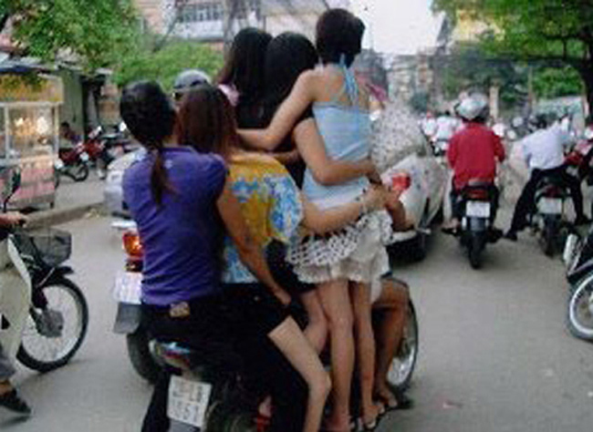 Đằng trước có chuyện gì xảy ra vậy các chị.