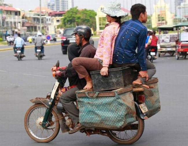Mày ngồi im cho mẹ dựa lưng cái coi.
