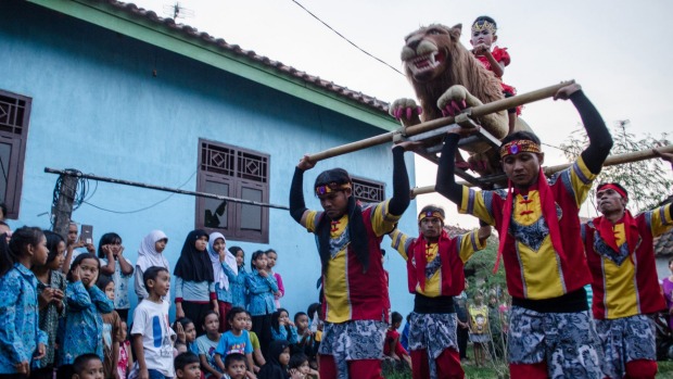 Nơi chuyên “sản xuất” gái mại dâm ở Indonesia - 4