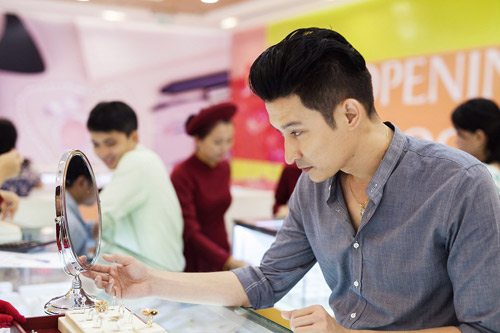 Huy Khánh mua nhẫn tặng Anh Thư dịp 8/3 - 2