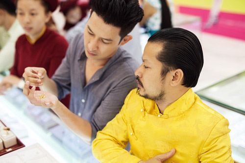 Huy Khánh mua nhẫn tặng Anh Thư dịp 8/3 - 3