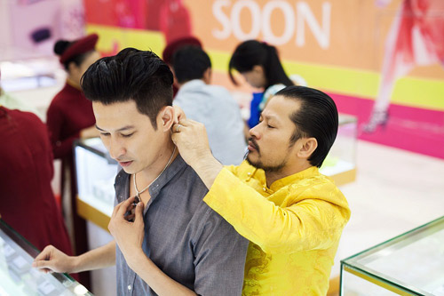 Huy Khánh mua nhẫn tặng Anh Thư dịp 8/3 - 8