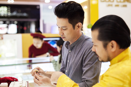 Huy Khánh mua nhẫn tặng Anh Thư dịp 8/3 - 4