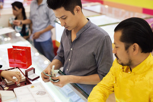 Huy Khánh mua nhẫn tặng Anh Thư dịp 8/3 - 6