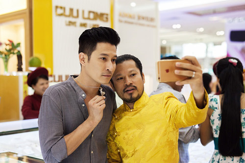 Huy Khánh mua nhẫn tặng Anh Thư dịp 8/3 - 9