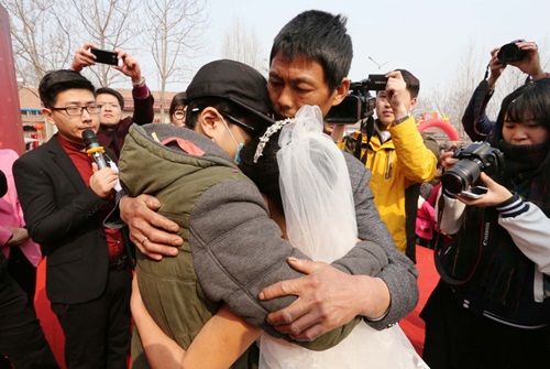 Cảm động chàng trai ung thư tổ chức đám cưới cho mẹ - 1