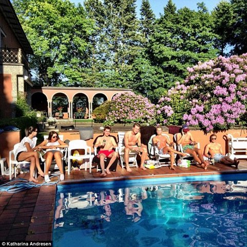 Tỉ phú trẻ thứ hai thế giới than chán vì phải đi học - 4