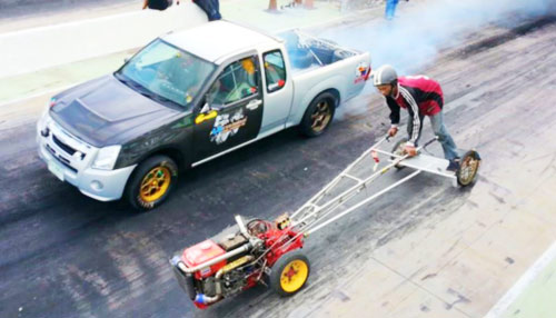 Cuộc đua kỳ quặc: Ôtô "hít khói" máy cày - 1