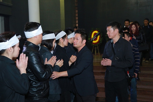Nước mắt sao Việt "ngập" đám tang nhạc sĩ Lương Minh - 11