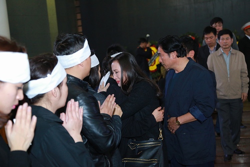 Nước mắt sao Việt "ngập" đám tang nhạc sĩ Lương Minh - 2