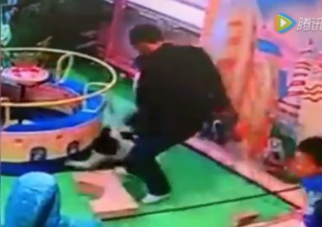 Bắt giam người đàn ông đá trẻ con như... đá bóng - 2