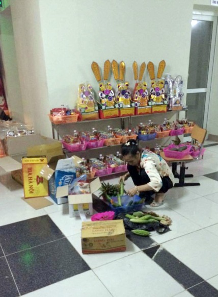 Hà Nội: Mở phủ hầu đồng ở giữa hành lang chung cư - 4