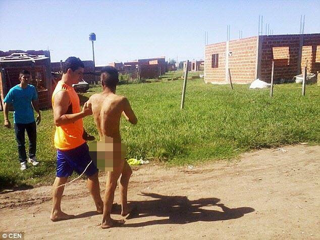 Argentina: Bị bắt khỏa thân ra phố vì định hiếp bé 8 tuổi - 1