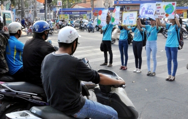 Hàng ngàn bạn trẻ Sài Gòn hưởng ứng Giờ Trái Đất 2016 - 11