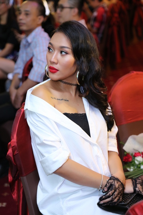 Diệu Huyền bầu 5 tháng vẫn ăn mặc phong cách sexy - 3