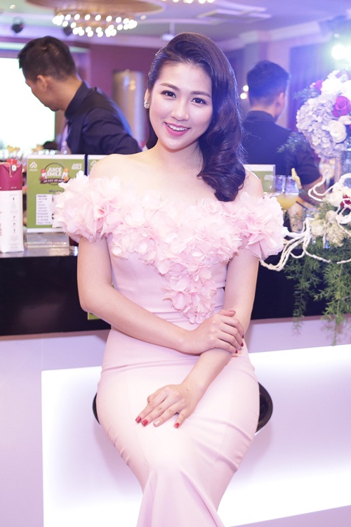 Diệu Huyền bầu 5 tháng vẫn ăn mặc phong cách sexy - 4