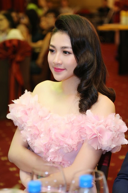 Diệu Huyền bầu 5 tháng vẫn ăn mặc phong cách sexy - 6