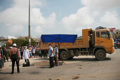 Xác minh thông tin tài xế xe tải cố tông chết người - 4