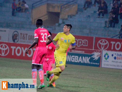 "So găng" derby Hà Nội, Thanh Hào nhập viện khẩn cấp - 10