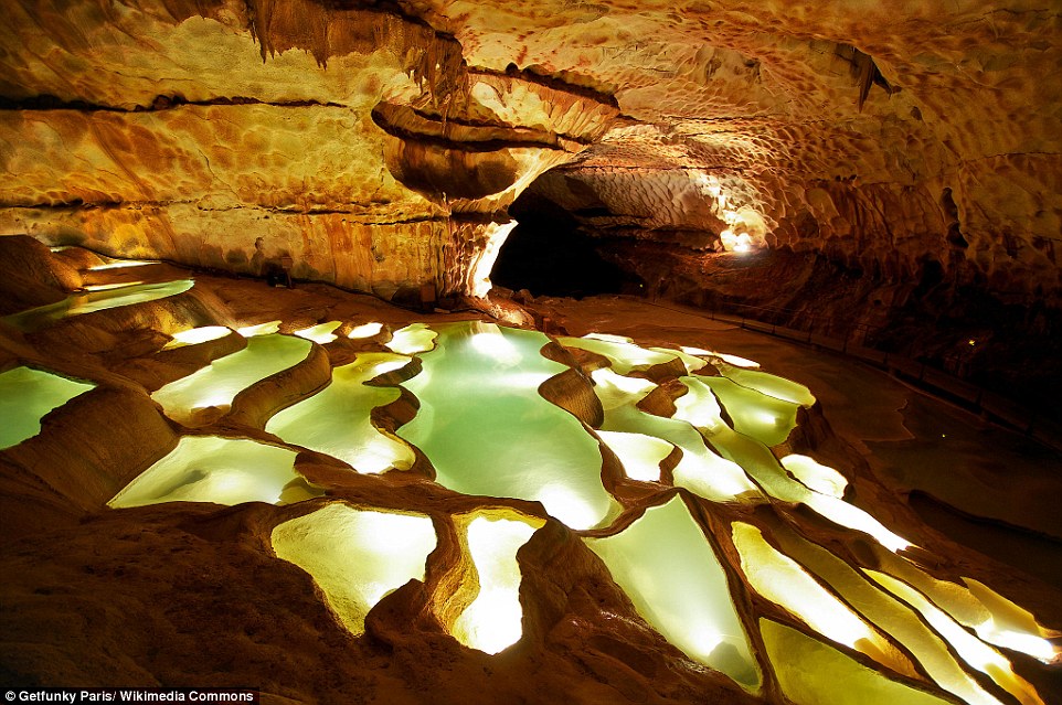 Vẻ đẹp tuyệt mỹ của hồ trong hang động ở Pháp - 1