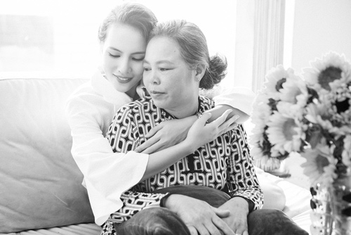 Á khôi Lệ Quyên cùng mẹ dạo chợ hoa ngày 8.3 - 8