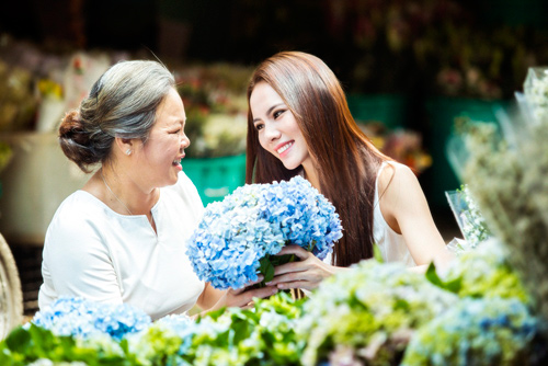 Á khôi Lệ Quyên cùng mẹ dạo chợ hoa ngày 8.3 - 1