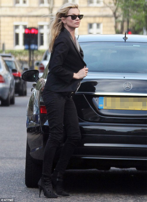 Siêu mẫu Kate Moss bị cảnh sát điều tra vì &#34;gói bột lạ&#34; - 1