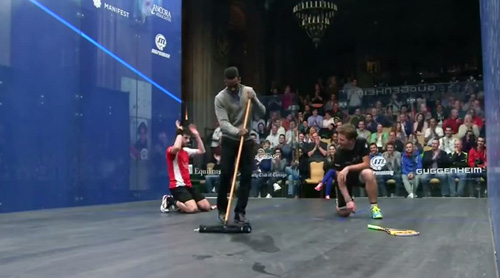 Pha cứu thua siêu ảo trong môn “bóng quần” - 1